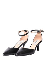 Scarpe nere in pelle con tacco alto, punta affusolata, cinturini alla caviglia e un design elegante. L'interno presenta una fodera di colore chiaro.