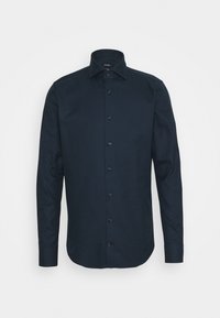 Camisa de manga larga de color azul marino oscuro, con un cuello clásico, corte recto y una textura sutil, con botones negros a juego en el frente.