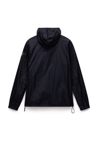 Lichtgewicht zwarte nylon jack met een capuchon, elastische manchetten en een trekkoord onderaan. Bevat een logo-embleem op de linkerschouder.