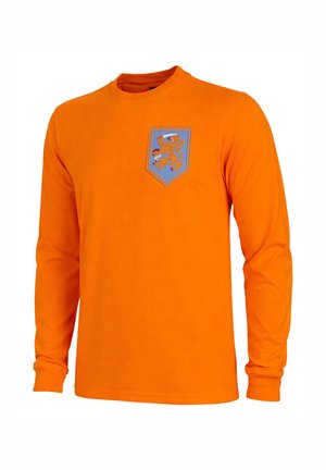 Fel oranje shirt met lange mouwen met een blauw schildje met een oranje leeuw die een wit en rood object vasthoudt op de linkerborst.