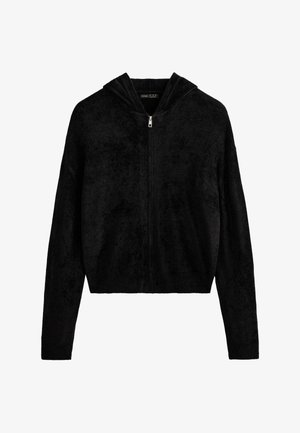 Črna jopa s kapuco z zadrgo, izdelana iz mehkega, teksturiranega blaga. Ima kapuco, dolge rokave in krajšan kroj. Preprost, enobarven videz.