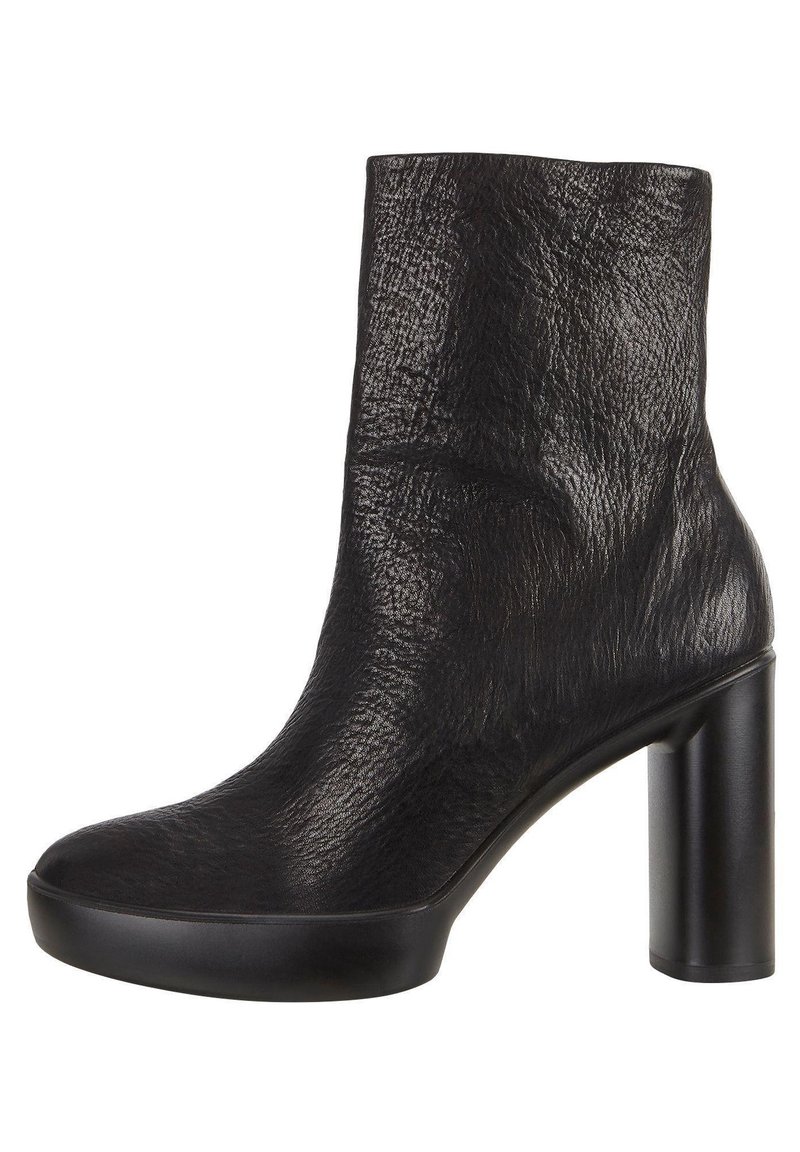 Stivaletto nero realizzato in pelle testurizzata con punta arrotondata, tacco alto a blocco e suola platform. Finitura liscia e senza hardware visibile.