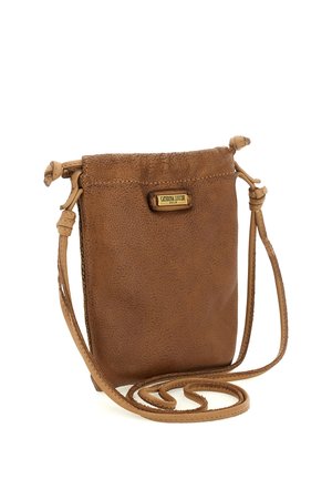 Borsa a tracolla in pelle marrone con superficie strutturata, tracolla regolabile e una piccola targhetta con logo dorato sul davanti. Design semplice.