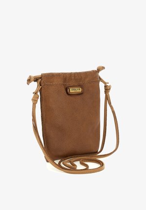 Borsa a tracolla in pelle marrone con superficie strutturata, tracolla regolabile e una piccola targhetta con logo dorato sul davanti. Design semplice.