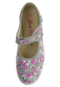 Graues Textilschuh mit floralem Muster, das rosafarbene und weiße Schmetterlinge zeigt. Er hat einen einzigen Riemen über dem Spann und eine abgerundete Zehe.