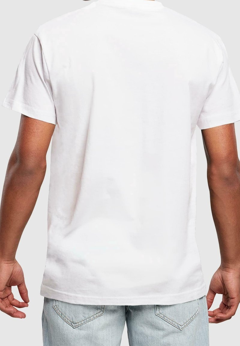 Bílý bavlněný tričko s krátkým rukávem a kulatým výstřihem, s hladkou texturou a rovný střih ve spodní části.