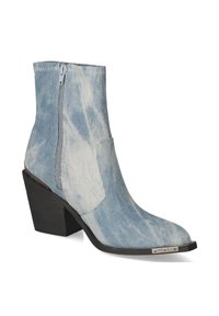 Jeans čizme do gležnja, svijetloplave boje s efektom tie-dye. Imaju bočni patent zatvarač, špicasti vrh i crnu blok petu s metalnim detaljem.