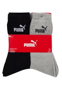 Sechs Paar Sportsocken in Schwarz und Grau. Aus weicher Baumwolle mit geripptem Textur. Mit weißem PUMA-Logo auf jeder Socke. Rote Verpackung.
