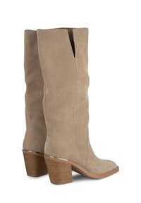 Stivali in suede beige al ginocchio con una leggera spacco nella parte superiore, punta quadrata e tacco in legno sovrapposto con un accento argentato sul retro.
