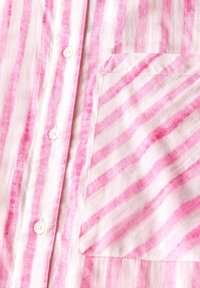 Korte mouwen shirt van lichtgewicht stof met roze en witte verticale strepen, voorzien van een enkele borstzak en knoopsluiting aan de voorkant.