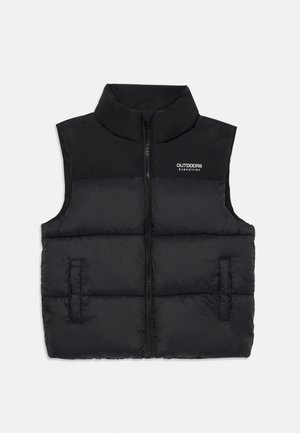 Gilet sans manches rembourré noir avec col haut, fermeture éclair sur le devant, deux poches et logo "Expédition en Plein Air" sur la poitrine.