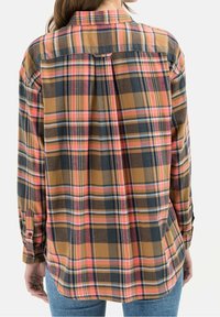 Camicia di flanella a quadri con motivo a quadri arancione, blu e rosa, maniche lunghe, polsini con bottoni e piega sul retro per una maggiore comodità.