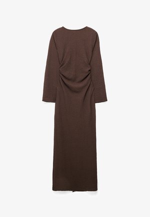 Rjava teksturirana midi obleka z dolgimi rokavi z naborki v predelu pasu in ravnim robom.
