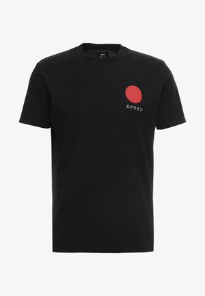 T-shirt in cotone nero con un piccolo cerchio rosso e testo giapponese sulla parte sinistra del petto. Collo rotondo classico e maniche corte.