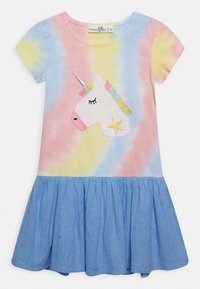 Wielokolorowa sukienka tie-dye z aplikacją jednorożca, krótkimi rękawami i niebieskim falbanym dołem. Wykonana z miękkiej tkaniny bawełnianej.