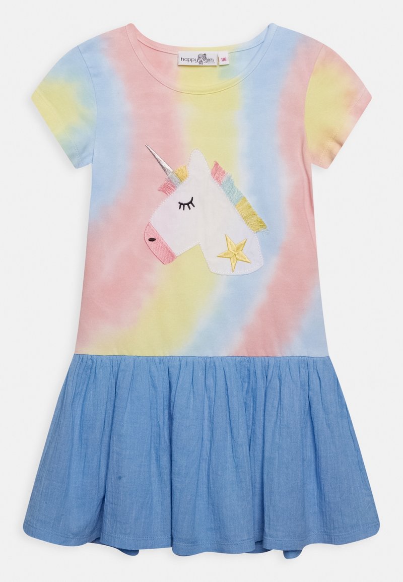 Wielokolorowa sukienka tie-dye z aplikacją jednorożca, krótkimi rękawami i niebieskim falbanym dołem. Wykonana z miękkiej tkaniny bawełnianej.
