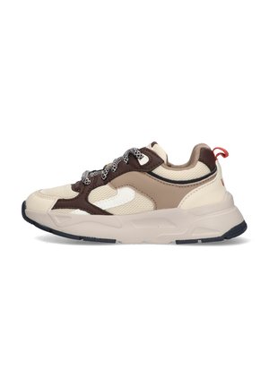 Sneaker beige e marrone realizzata in materiali mesh e sintetici, con pannelli testurizzati, suola chunky e lacci con motivo, completa di un'etichetta rossa.