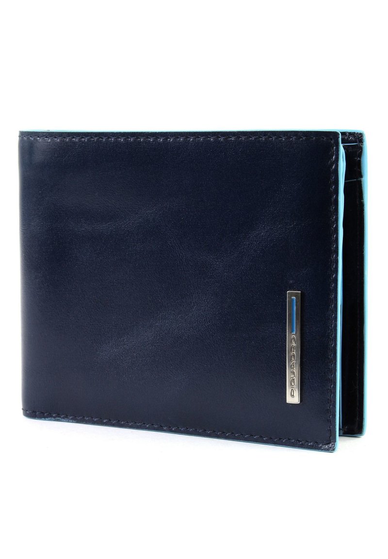 Portafoglio in pelle blu navy con bordi a contrasto in azzurro chiaro, caratterizzato da un'etichetta in argento e una superficie liscia, design pieghevole con più scomparti per carte.