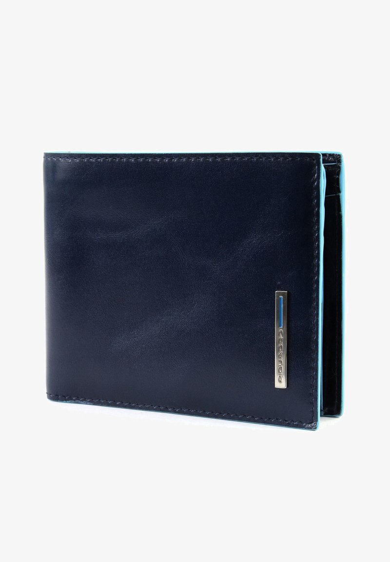 Cartera de cuero azul marino con bordes en contraste de un azul claro, que presenta una etiqueta de logo plateada y una textura suave, diseño plegado con múltiples ranuras para tarjetas.