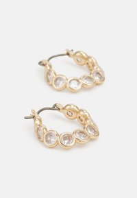 Boucles d'oreilles en or en forme de créoles avec des pierres transparentes circulaires intégrées dans un design texturé, présentant un motif torsadé sur le bord extérieur et un fermoir en métal.