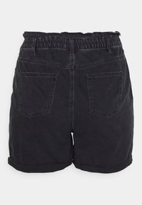 Mustat denimpitkät shortsit, joissa on joustava vyötärö, käännetyt hihnat ja kaksi takataskua. Kangas on hieman teksturoitua ja haalistunutta.