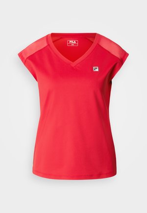 Crvena sportska majica kratkih rukava s V-izrezom, laganog tkanina i malim FILA logotipom na prsima. Glatka tekstura.