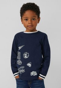 Marineblauw langemouwen T-shirt met witte accenten en prints, met verschillende graphics in het thema van de buitenlucht en een ronde halslijn. Zachte katoenen stof.