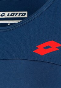 Marineblauwe sportshirt met een zachte textuur, voorzien van een rood Lotto-logo en een klassieke ronde hals. Maatlabel inbegrepen.