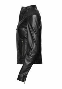 Crna kožna jakna s uskim dizajnom, visokim okovratnikom, zatvorenim prednjim dijelom sa patentnim zatvaračem i bočnim džepovima, s glatkom teksturom i suptilnim detaljima šivanja.