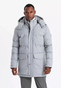 Chaqueta de abrigo gris con capucha, hecha de tela texturizada. Cuenta con botones a presión, dos bolsillos frontales y un cuello alto para mayor calidez.