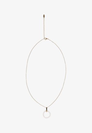 Hieno kultainen ketjukaulakoru säädettävällä lukolla ja keskellä pyöreä, läpikuultava valkoinen riipus.