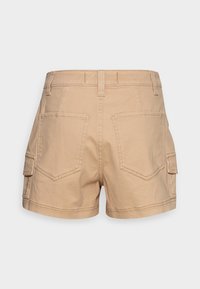 Beige cargo šortky s vysokým pasem, dvěma zadními kapsami a postranními kapsami, s rovnými lemy a hladkým bavlněným materiálem.