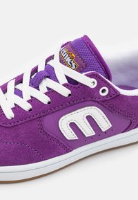 Etnies LITTLE KIDS WINDROW UNISEX - Sportbačiai - purple/white