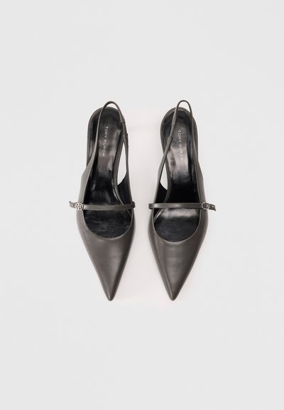 Špičaté slingback boty v tmavě šedé kůži s úzkým podpatkem a úzkým páskem, který obsahuje logo na přezce. Černé vnitřní podšívání.