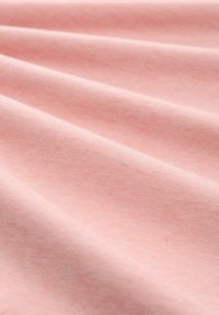 Blødt pink stof med fin horisontal ribbet tekstur og bløde folder, der skaber subtile skygger og højdepunkter.