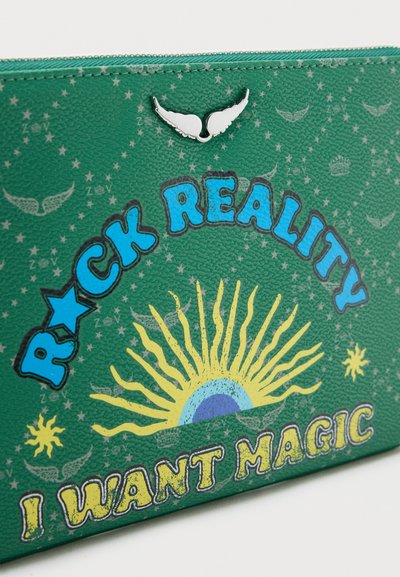 Πράσινη υφή θήκη με μπλε κείμενο "ROCK REALITY", κίτρινο σχέδιο ήλιου και κίτρινο κείμενο "I WANT MAGIC", διακοσμημένη με λευκά σχέδια φτερών και αστεριών.