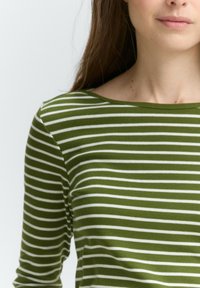 Groen-wit gestreepte blouse met lange mouwen en een ronde hals, met een zachte textuur en een minimalistisch ontwerp.