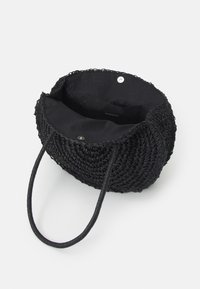 Sac tissé noir de forme arrondie, surface texturée et double poignées. L'intérieur est doublé de tissu noir avec une fermeture à pression.