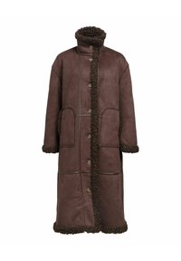 Manteau en daim marron avec un col haut, doté d'une douce bordure en fourrure, de deux poches avant et d'une fermeture à boutons sur le devant.