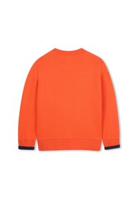 Maglione arancione lavorato a maglia con scollo rotondo, polsini e orlo a coste. Presenta accenti blu scuro sui bordi dei polsini.