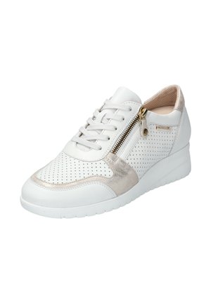 Baskets en cuir blanc avec des panneaux perforés, un accent en suède beige et une fermeture éclair sur le côté. Semelle surélevée pour plus de hauteur.