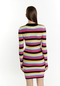 Rippstrickkleid mit langen Ärmeln, das horizontale Streifen in Schwarz, Pink, Gelb und Hellblau aufweist. Figurbetonter Schnitt.