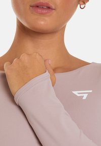 SQUATPROOF HOLLOW OUT CROPPED  - Top dugih rukava - dark pink