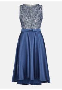 Blaues Satinkleid mit einem enganliegenden Spitzenoberteil und einem ausgestellten Rock. Es hat einen runden Ausschnitt und ein Taillenband mit einer Schleifenverzierung.