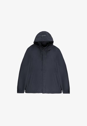 Chaqueta impermeable azul marino con capucha, que cuenta con un cierre de cremallera, dos bolsillos laterales y cordones en el cuello para un ajuste ajustable.