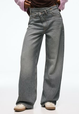 Bershka, WIDE-LEG WITH CROSSOVER WAIST - JEANS - Wide Leg - grey