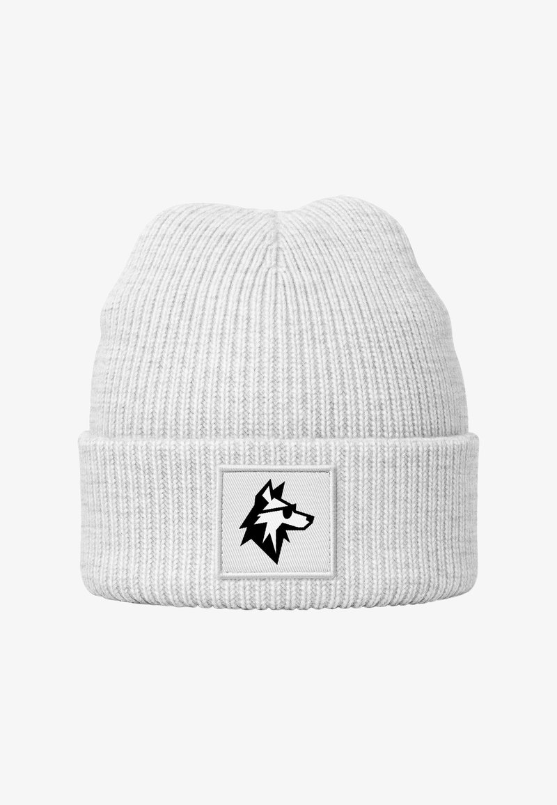 Weiße Strickmütze mit rippenartiger Struktur, vorn mit einem quadratischen Patch, der eine schwarz-weiße Wolfsgrafik zeigt.