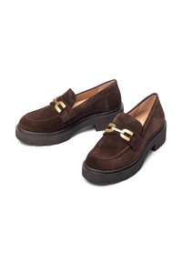 Mocassini in suede marrone con punta arrotondata, suola piatta in gomma e dettaglio in catena dorata sulla parte anteriore. Fodera interna liscia.