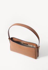 Sac à main en cuir marron avec une texture lisse, forme rectangulaire, une seule sangle et un compartiment principal zippé. Accents en métal doré.