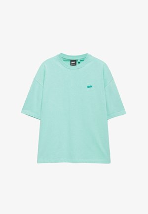 Tricou cu mânecă scurtă verde mentă, cu guler rotund și logo mic brodat verde închis pe pieptul stâng.
